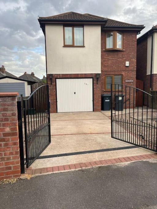 Entire -4 Bedrooms Detached House With Driveway Nottingham Esterno foto