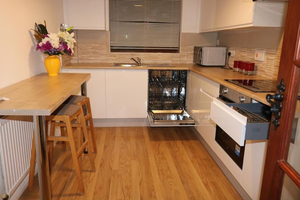 Entire -4 Bedrooms Detached House With Driveway Nottingham Esterno foto