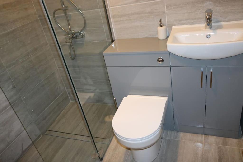 Entire -4 Bedrooms Detached House With Driveway Nottingham Esterno foto