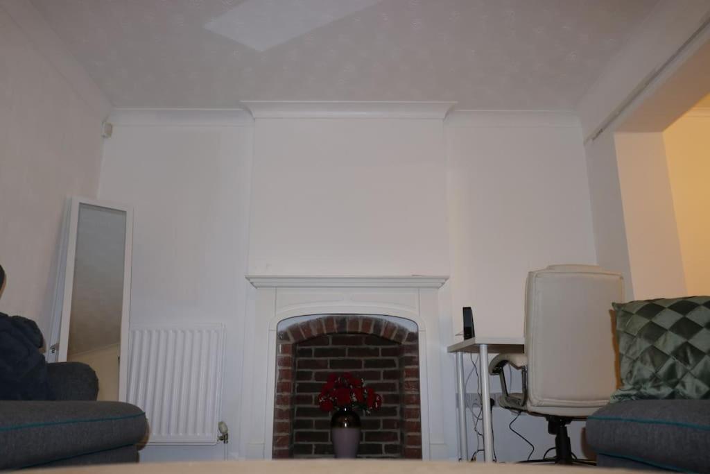 Entire -4 Bedrooms Detached House With Driveway Nottingham Esterno foto