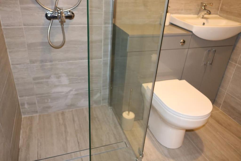 Entire -4 Bedrooms Detached House With Driveway Nottingham Esterno foto