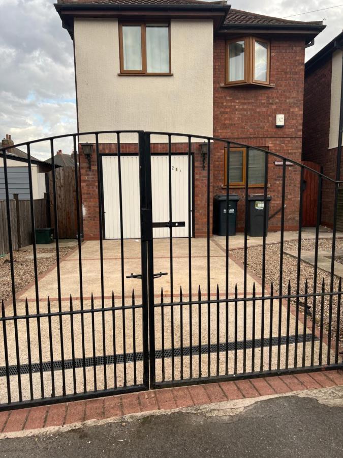Entire -4 Bedrooms Detached House With Driveway Nottingham Esterno foto